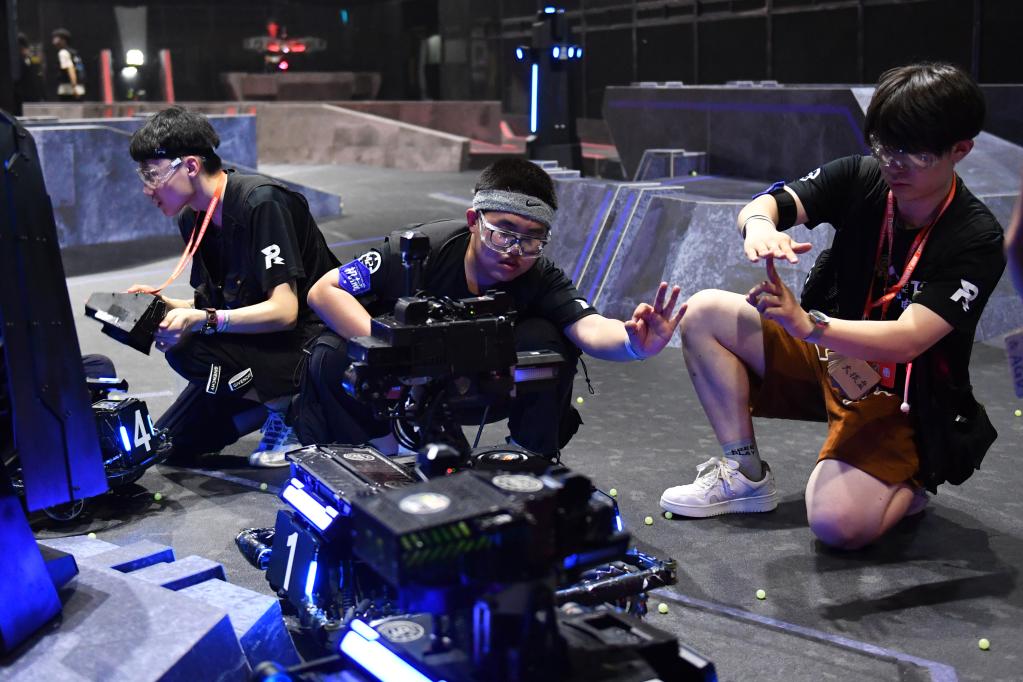 新華全媒+丨科技感滿(mǎn)滿(mǎn)！千名“機甲大師”“戰長(cháng)沙”