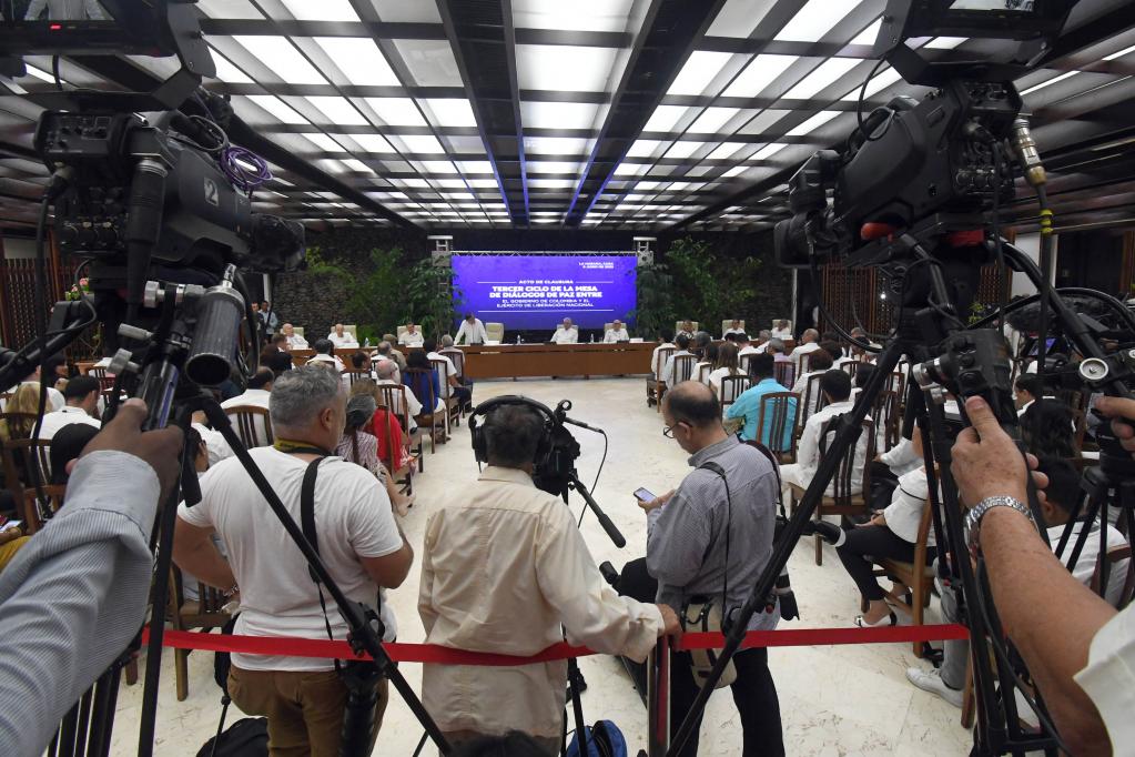 哥倫比亞政府與反政府武裝簽署臨時(shí)?；饏f(xié)議