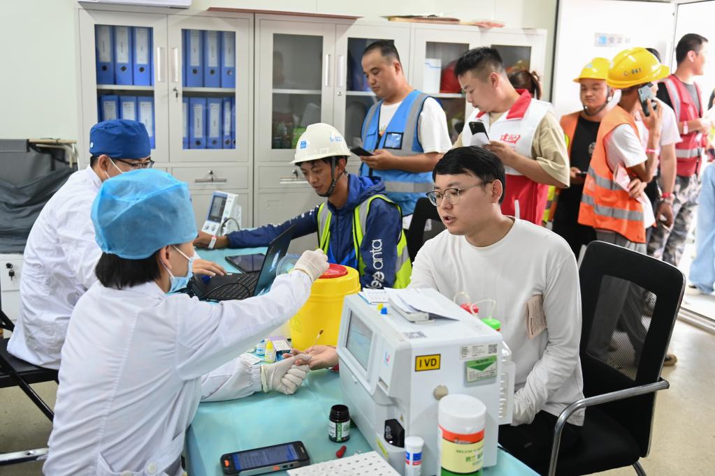 杭州：城市建設者踴躍參加無(wú)償獻血