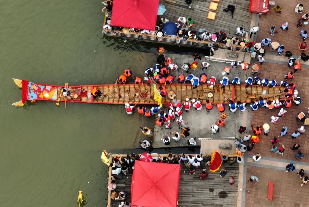 福建仙游:龍舟下水迎端午