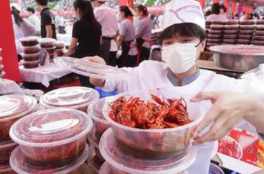 江蘇盱眙:火紅龍蝦節 萬(wàn)人龍蝦宴