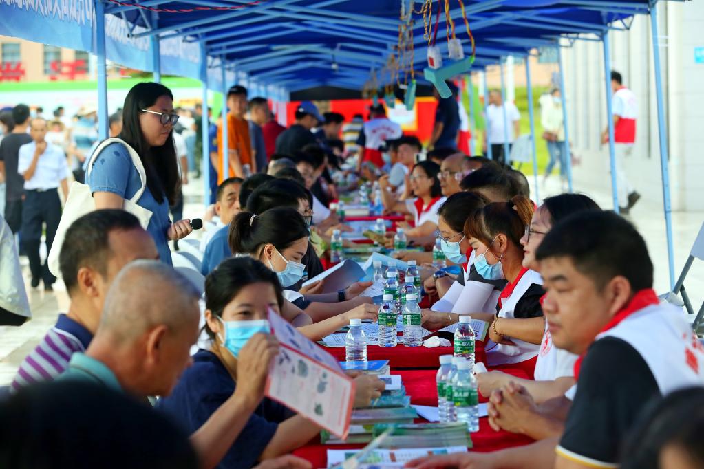 高質(zhì)量發(fā)展調研行丨廣東廉江:“文明實(shí)踐大篷車(chē)”服務(wù)基層群眾