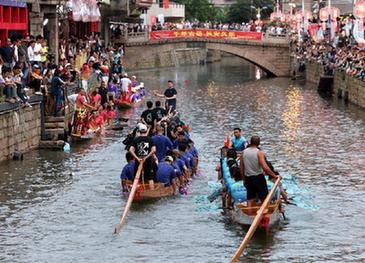福建福州:夜賽龍舟迎端午