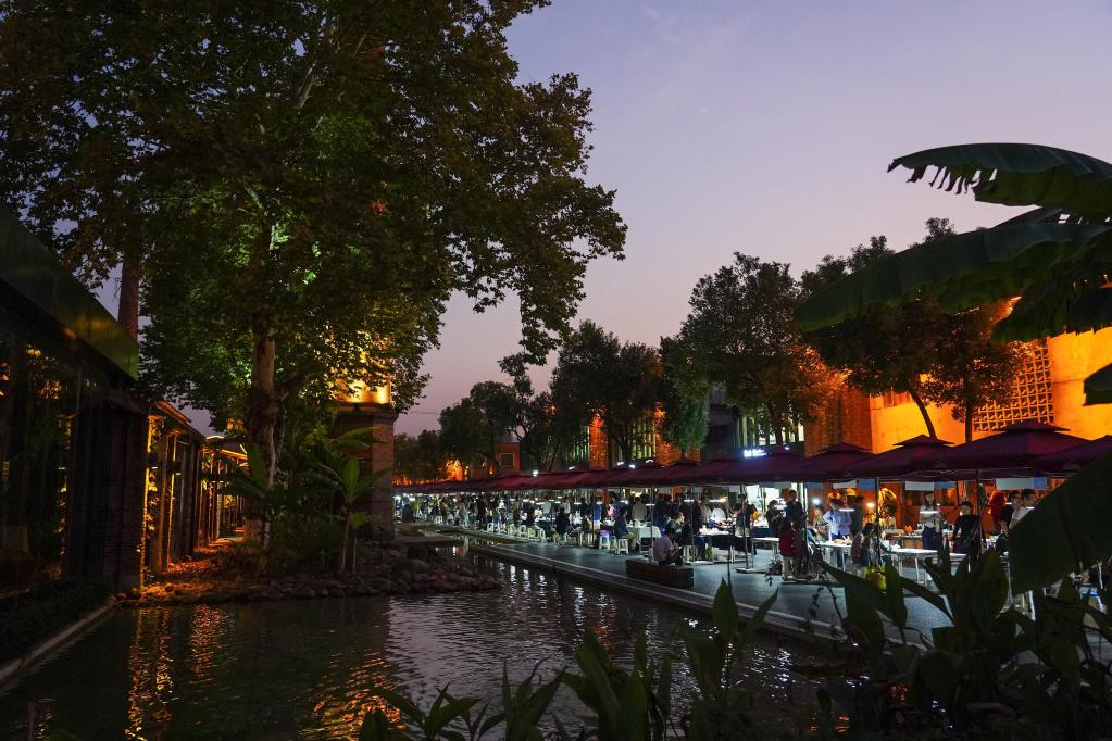 新華全媒+丨解碼文化自信的城市樣本丨景德鎮：工業(yè)遺存之上，城市活起來(lái)