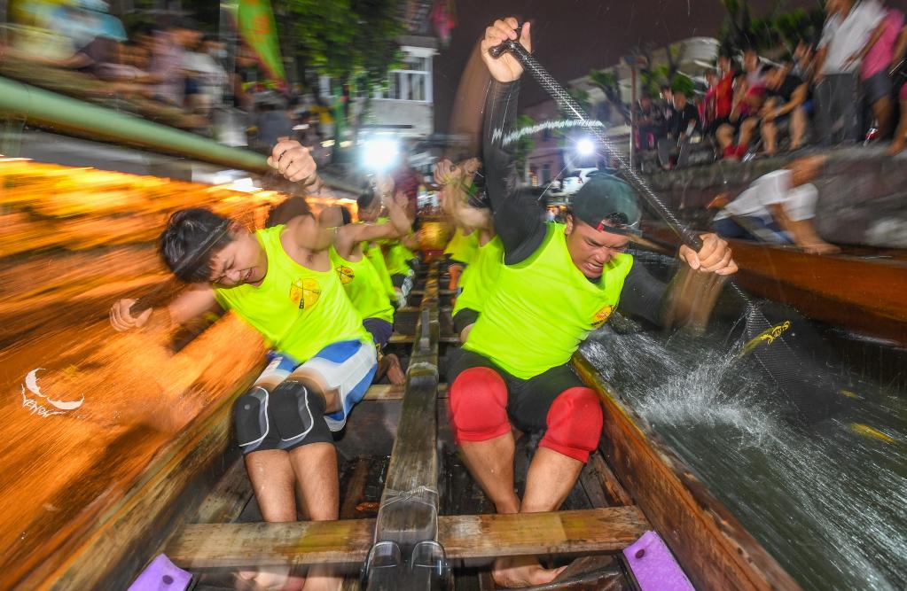 新華全媒＋丨嶺南端午龍舟三部曲之“狂飆”：會(huì )漂移能倒擋 這里龍船“狂飆”