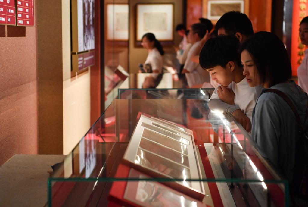 陜西延安:參觀(guān)革命舊址迎“七一”