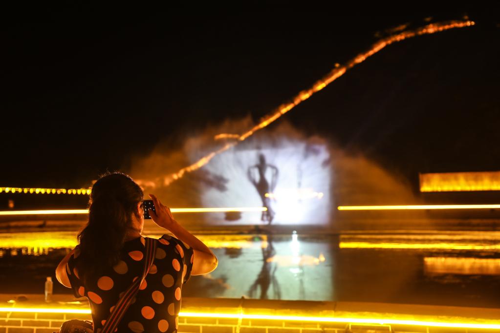 夏日避暑 夜賞長(cháng)城