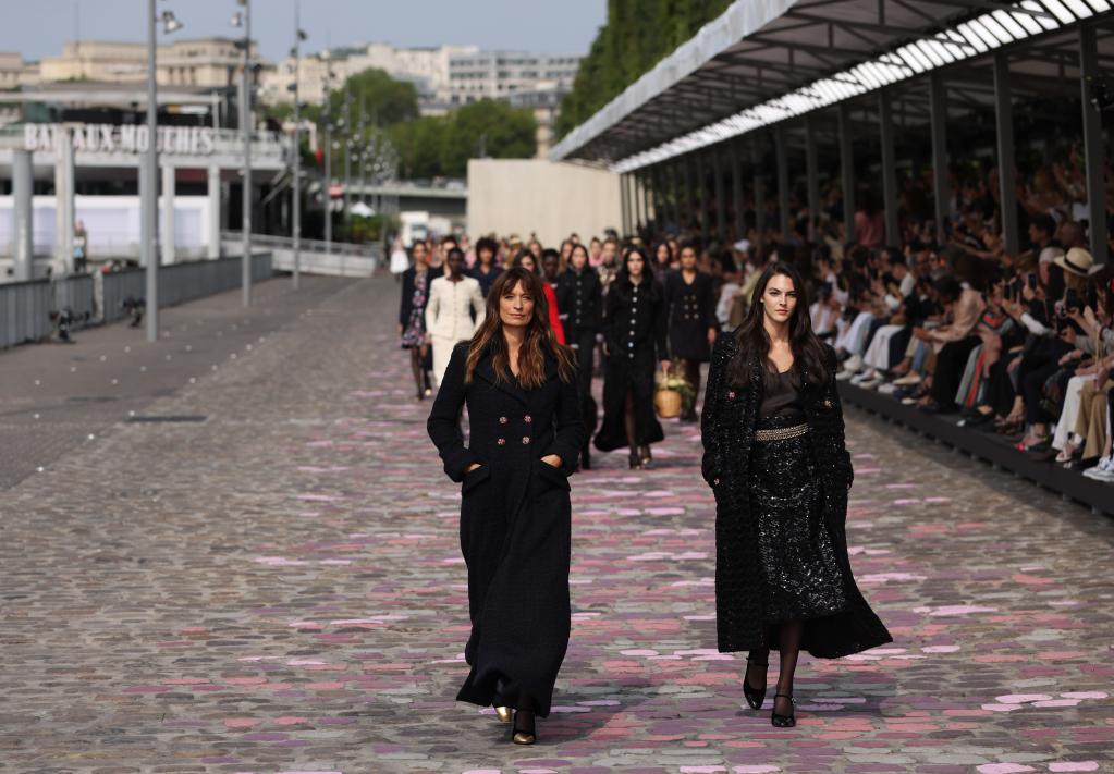 塞納河畔的時(shí)裝秀:香奈兒發(fā)布秋冬高級定制新品