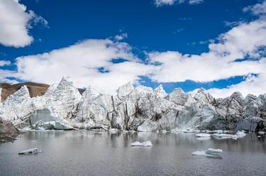 西藏山南:壯美的崗布冰川