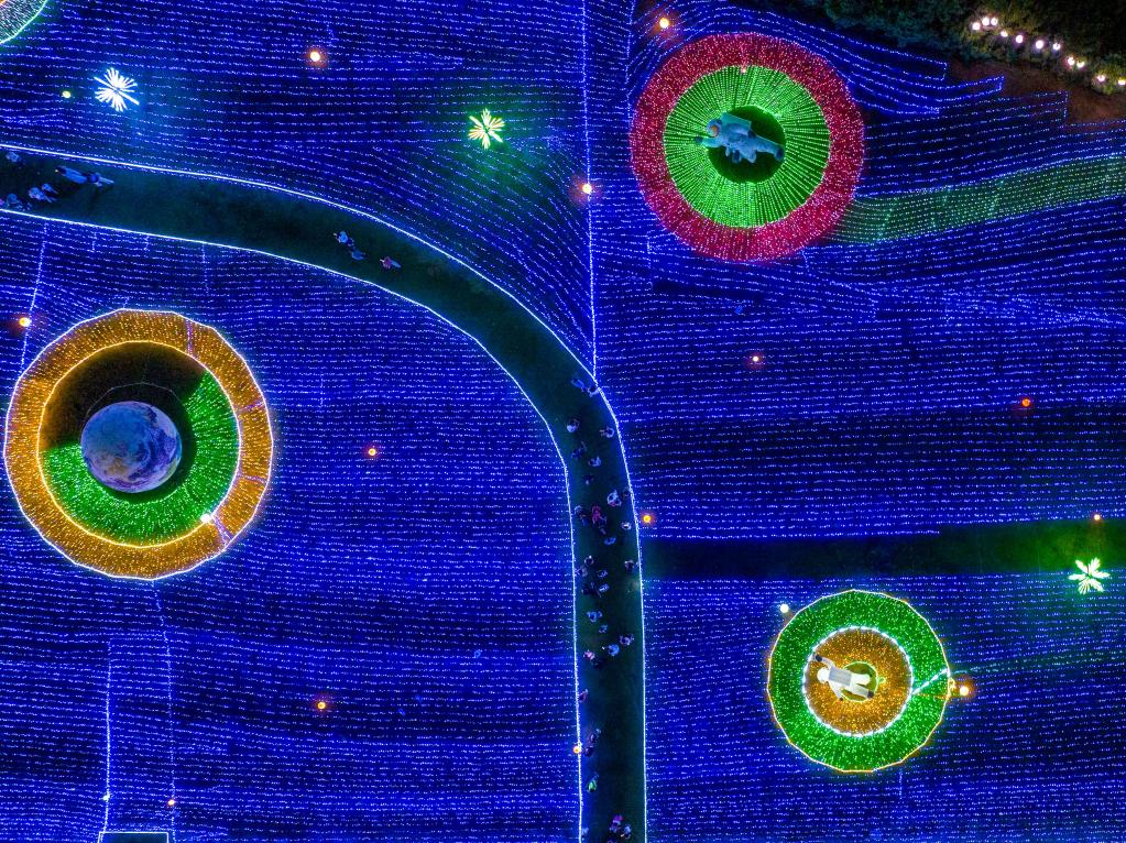 安徽肥東:炫彩燈展點(diǎn)亮酷暑鄉村游新熱點(diǎn)