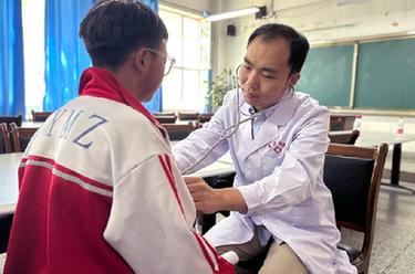 送醫送教 情暖高原——青年科技干部青?；鶎有幸?jiàn)聞