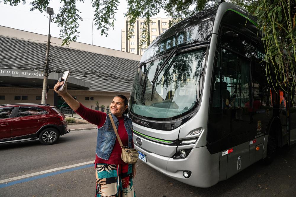 巴西航天城公交“綠線(xiàn)”上的中國電動(dòng)大巴