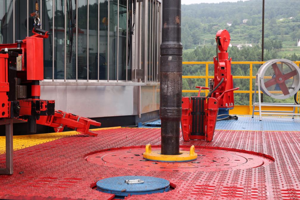 我國首次在四川盆地開(kāi)鉆萬(wàn)米深井