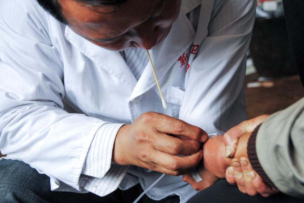 烏蒙深處，“獨臂醫生”29年守護村民健康