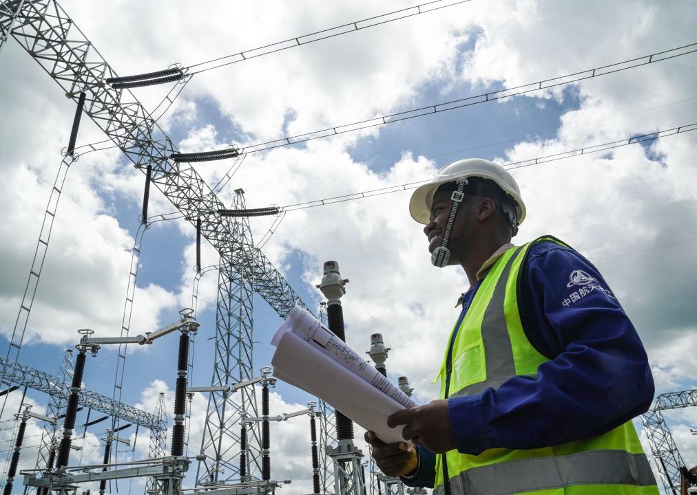 “一帶一路”故事繪丨在孔扎變電站，肯尼亞青年實(shí)現電氣工程師夢(mèng)想