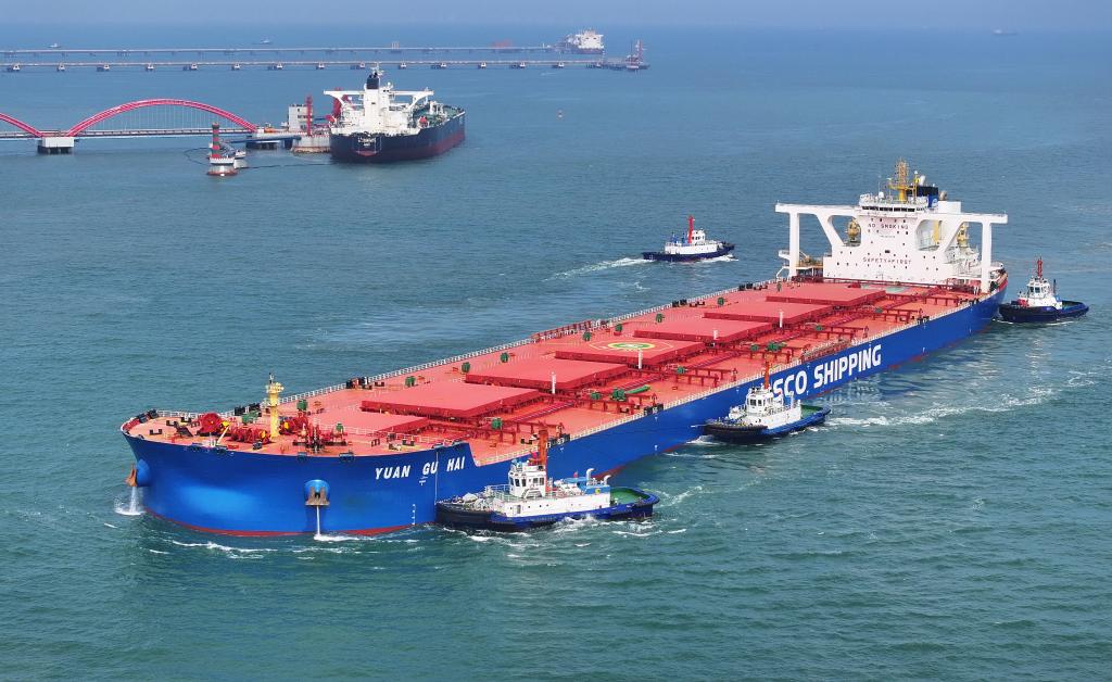 河北曹妃甸港區：40萬(wàn)噸“巨無(wú)霸”礦船滿(mǎn)載靠泊