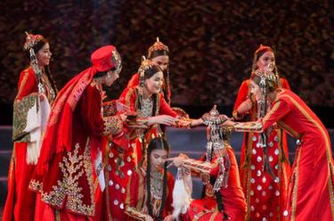 土庫曼斯坦歌舞晚會(huì )《來(lái)自土庫曼的藝術(shù)之花》在烏魯木齊上演