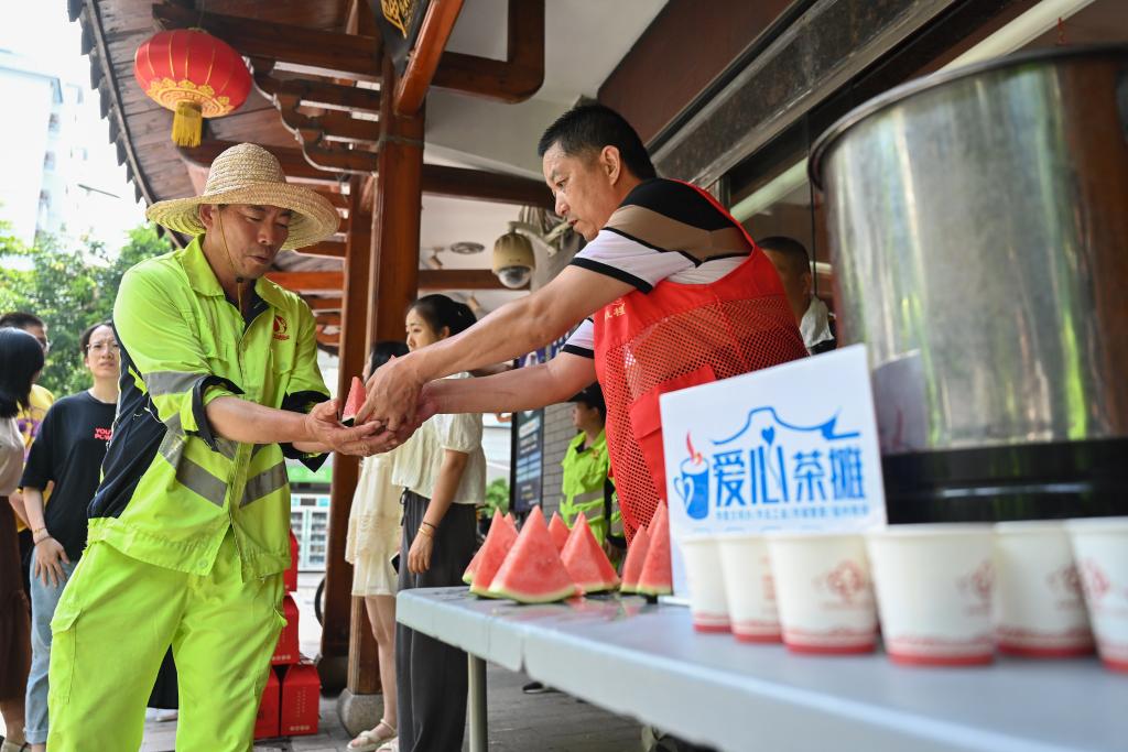 福州：關(guān)愛(ài)環(huán)衛 夏送清涼