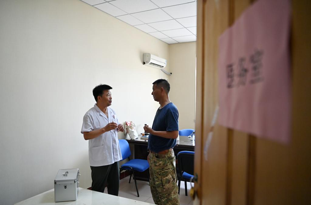 新華全媒+丨與洪水賽跑——帶著(zhù)速效救心丸的村書(shū)記