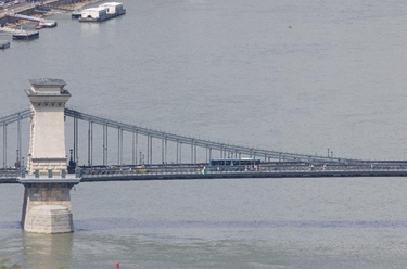 布達佩斯鏈子橋重新向行人開(kāi)放