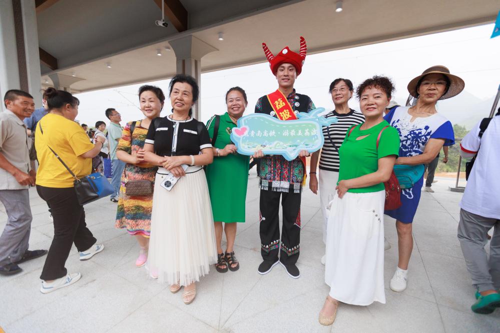 新華全媒+丨貴南高鐵貴陽(yáng)至荔波段正式開(kāi)通運營(yíng)