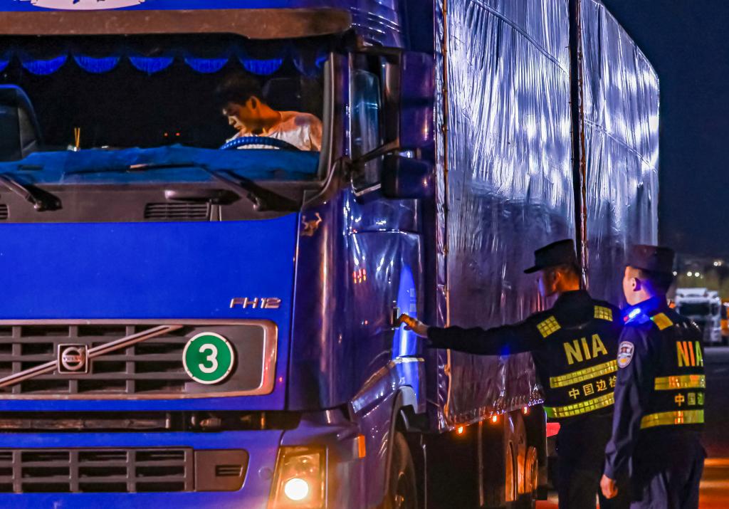 新疆霍爾果斯口岸貨運通道試行24小時(shí)通關(guān)