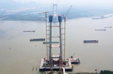 京臺高速銅陵長(cháng)江公鐵大橋主塔全部封頂