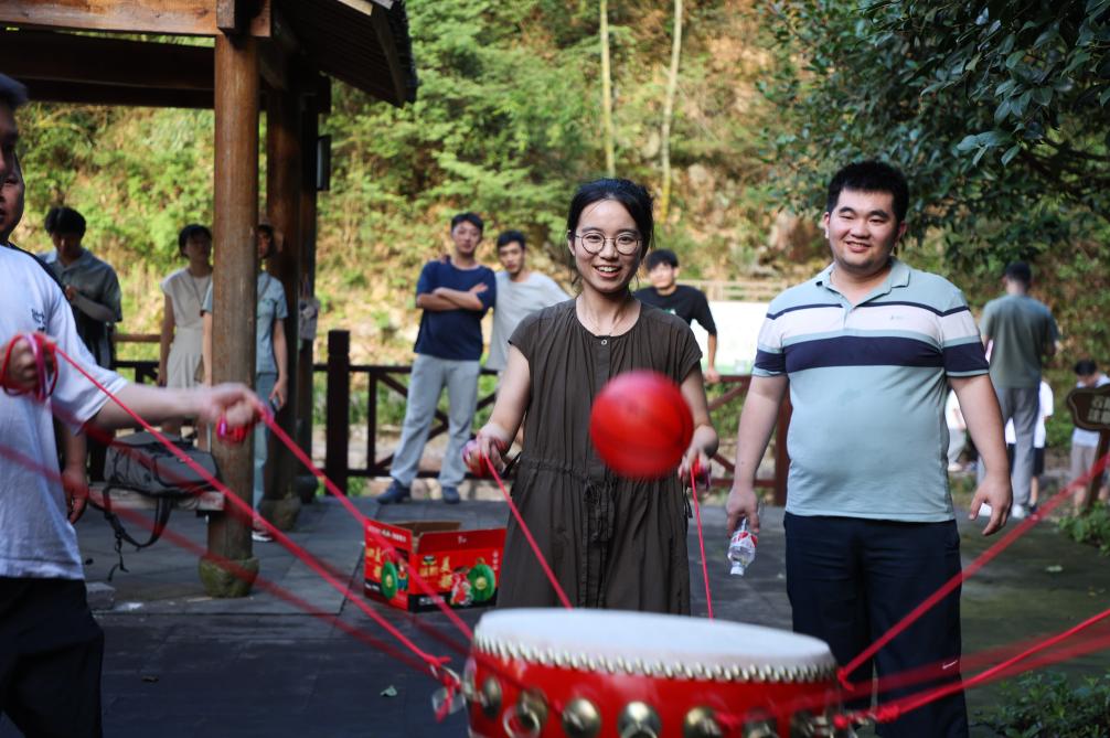 浙江諸暨：?jiǎn)紊砬嗄?ldquo;七夕”結緣