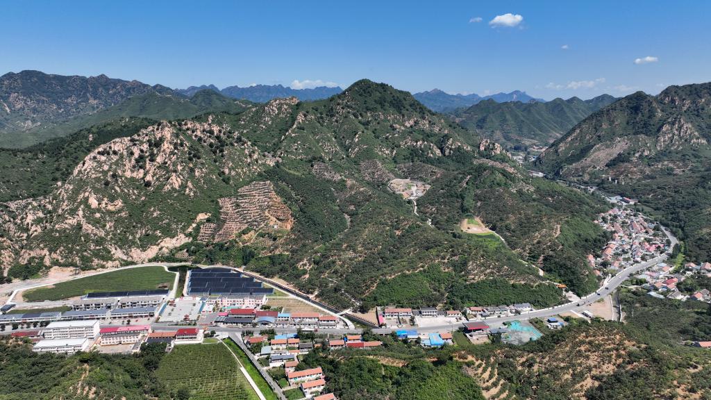 河北唐山：長(cháng)城腳下 小康村似“珍珠鏈”