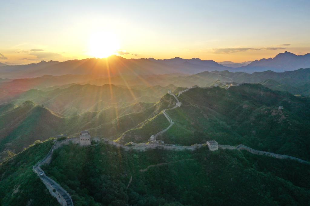 天空之眼瞰祖國——萬(wàn)里長(cháng)城 金山獨秀