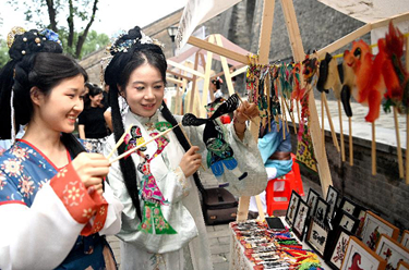 西安:古城墻下感受非遺魅力