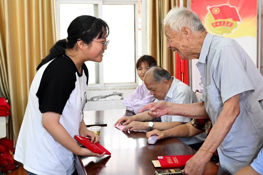 96歲教師葉連平連續12年為農村孩子發(fā)放獎學(xué)金