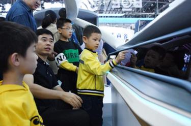 世界制造業(yè)大會(huì )｜透過(guò)“一塊屏” 遇見(jiàn)新“視”界