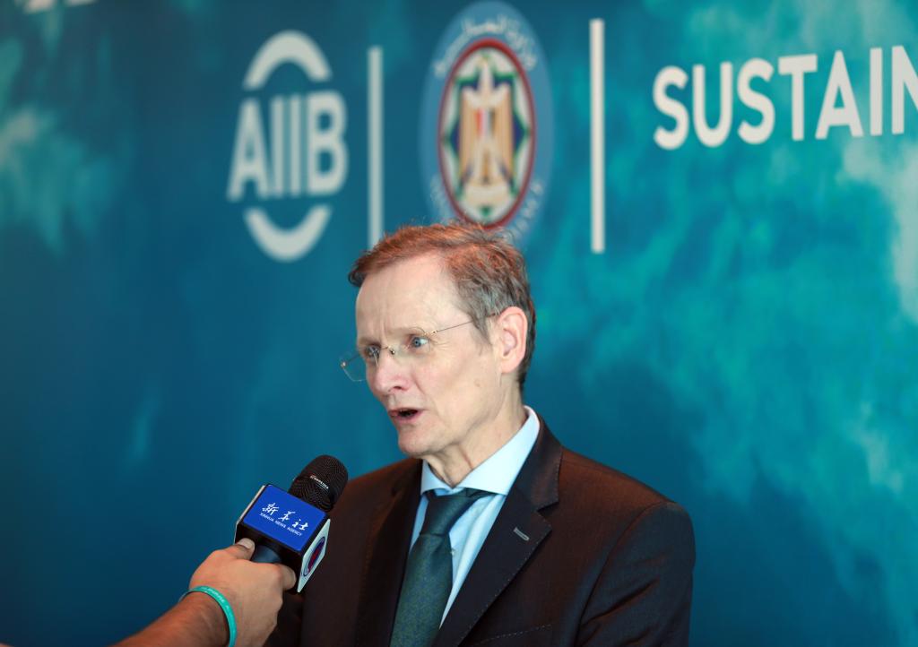 專(zhuān)訪(fǎng)：為全球可持續發(fā)展作出更大貢獻——訪(fǎng)亞投行副行長(cháng)舒克內希特