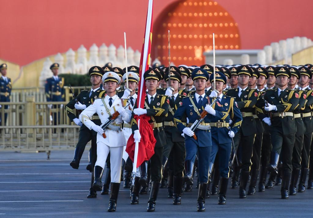 新華全媒＋丨國慶升旗儀式在天安門(mén)廣場(chǎng)舉行