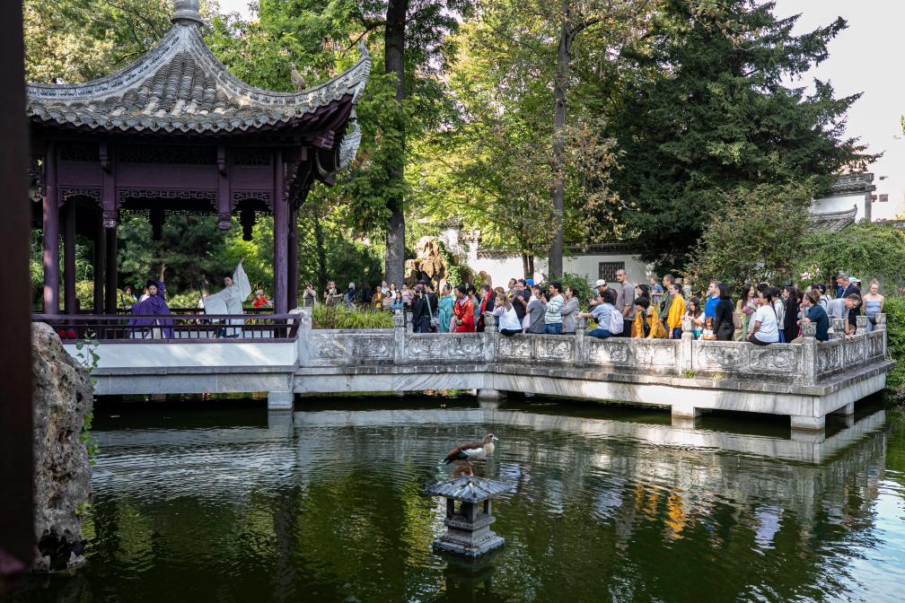 德國法蘭克福舉行漢服游園會(huì )慶“雙節”