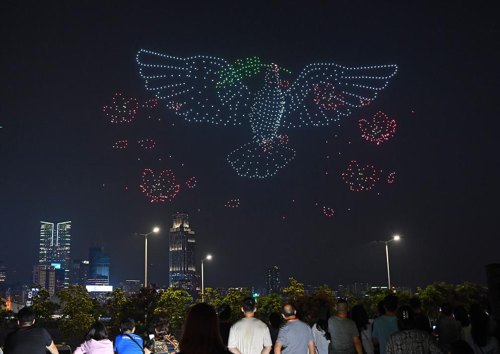 無(wú)人機香江璀璨慶“雙節”