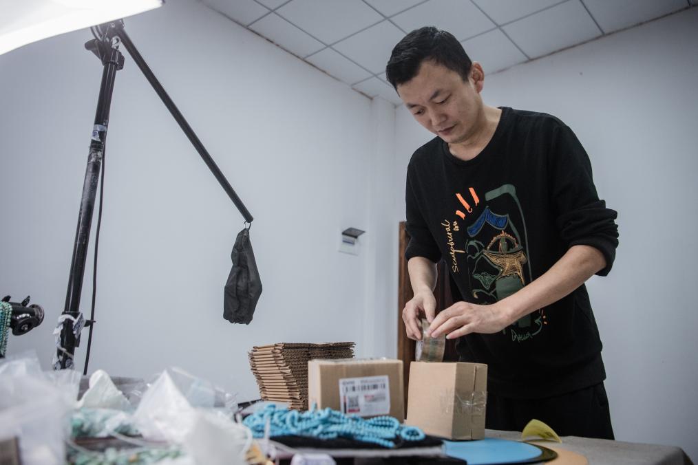 鄉村行·看振興丨湖北十堰：小小綠松石“點(diǎn)石成金”助振興