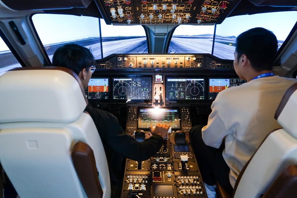 新華全媒+丨看得見(jiàn)、摸得著(zhù)、可互動(dòng)——在科普產(chǎn)品博覽會(huì )上感受科技魅力