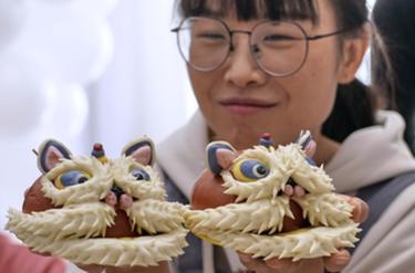 帶著(zhù)面花闖市場(chǎng)