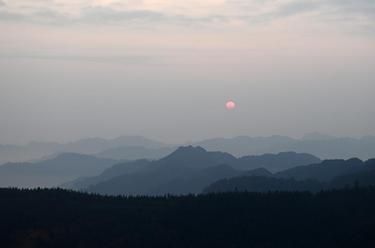 廣西樂(lè )業(yè)：日出群山詩(shī)畫(huà)美