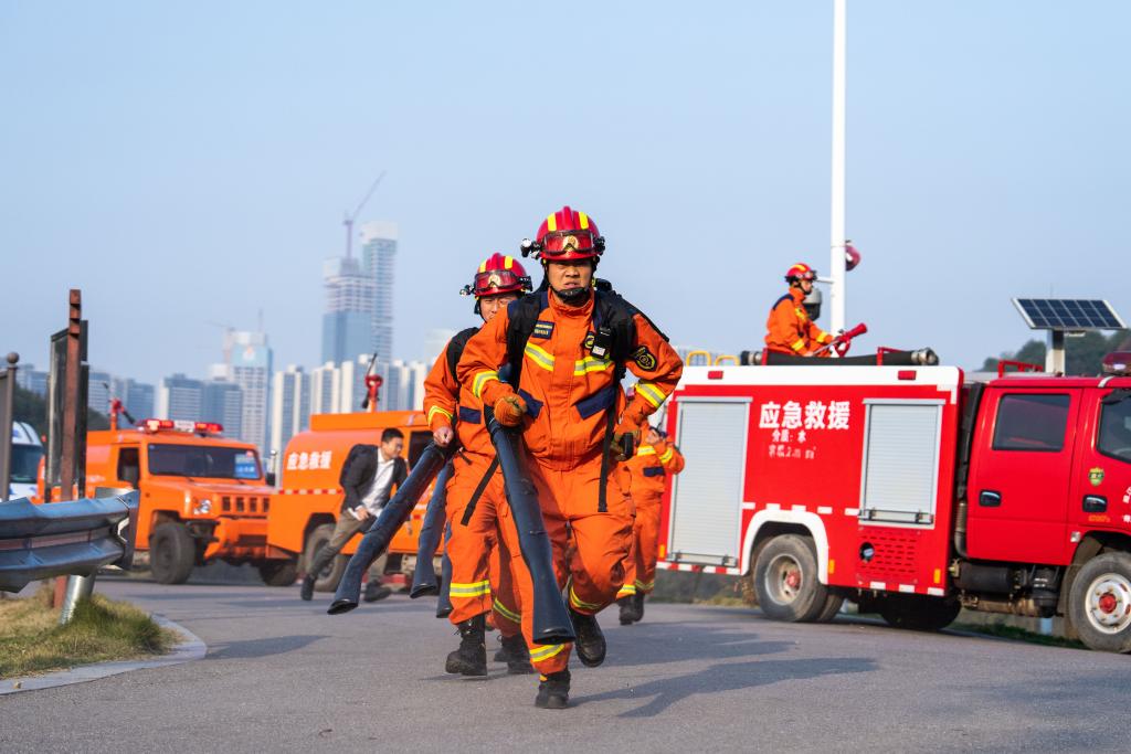 長(cháng)沙舉行秋冬季森林消防應急救援演練