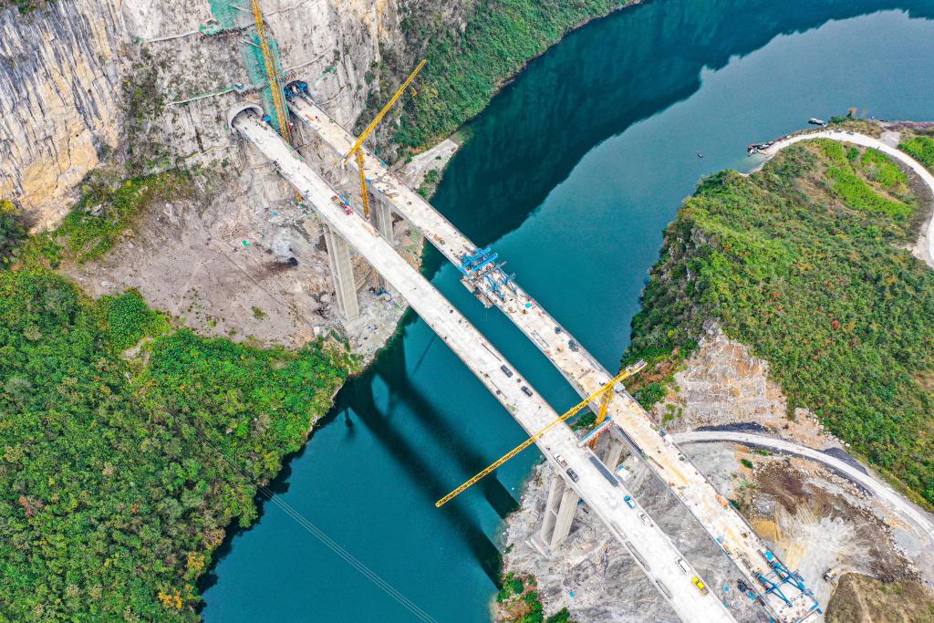 絕壁出蛟龍——渝湘復線(xiàn)高速阿蓬江大橋即將全橋合龍