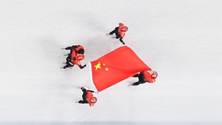 在體育館的最高處，我似乎看見(jiàn)“雪從天降，落地成金”