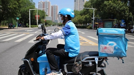 高校開(kāi)學(xué)季，看外賣(mài)小哥、保安和核酸檢測員的勵志求學(xué)路