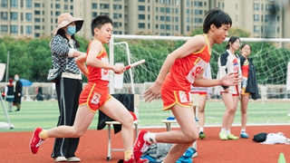 這里的孩子，把運動(dòng)會(huì )上進(jìn)了“體育課”