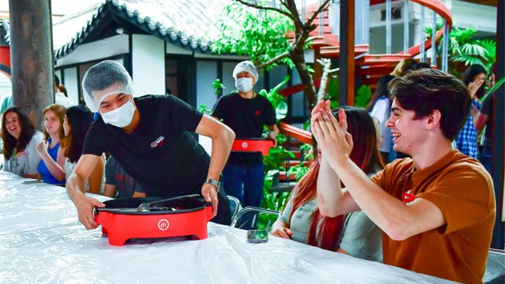 全球連線(xiàn)｜Vlog：美國大學(xué)生游成都 玩轉老火鍋新吃法