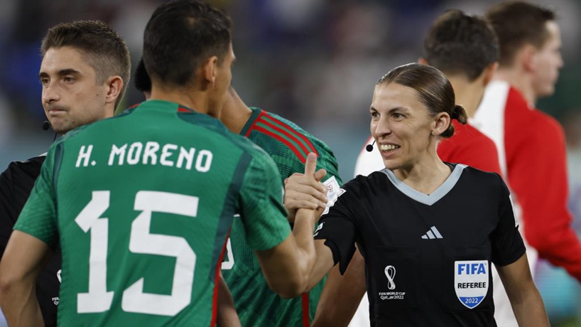 世界杯賽場(chǎng)上的女裁判，因為出色，所以上場(chǎng)！