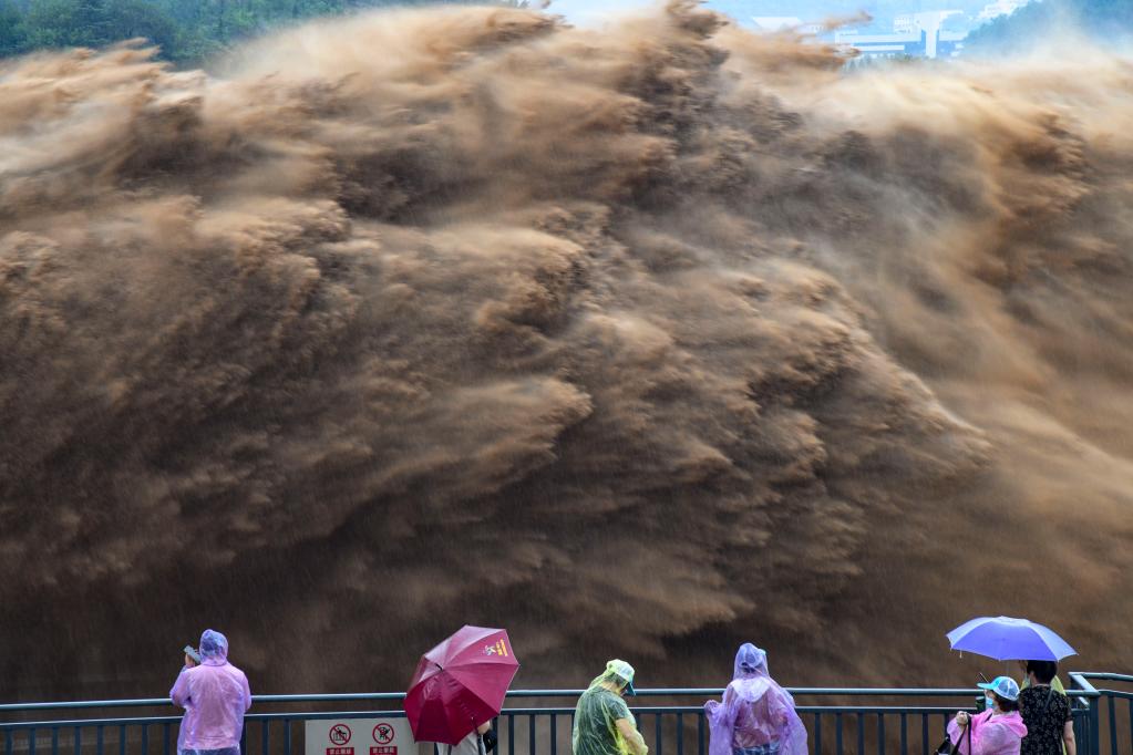 河南濟源:小浪底大流量泄洪