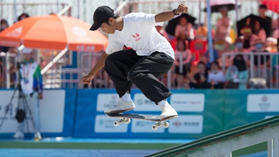 他拿冠軍獎金，蓋了一座頂配專(zhuān)業(yè)滑板場(chǎng)